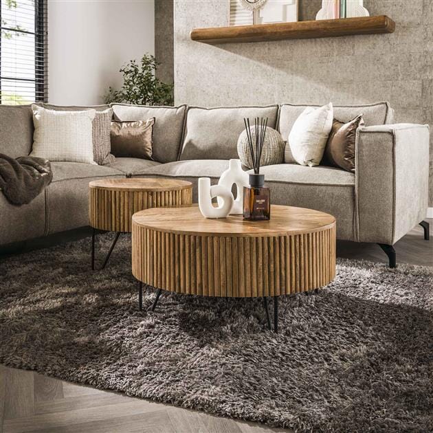 Conjunto de mesas de centro redondas de madera de mango con estampado de ondas.