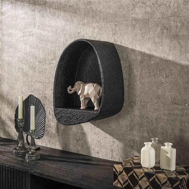 Estantería de metal industrial en forma de gota colgada en una pared moderna