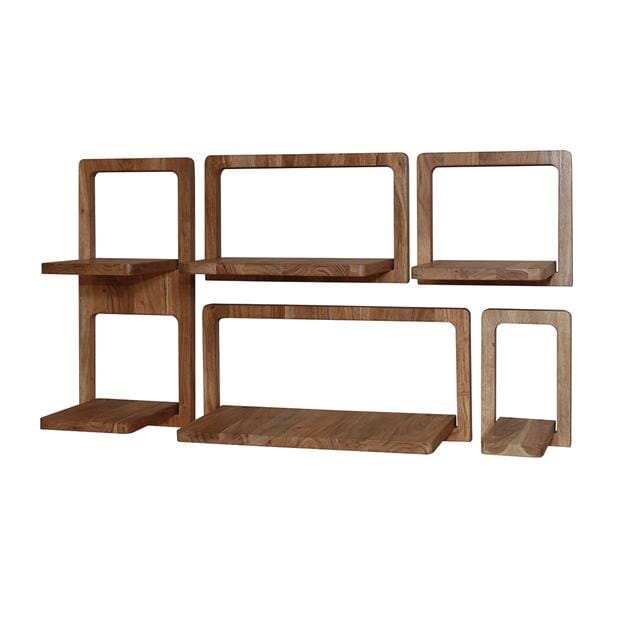 Diseño personalizado de las estanterías de pared de madera en una sala de estar moderna.