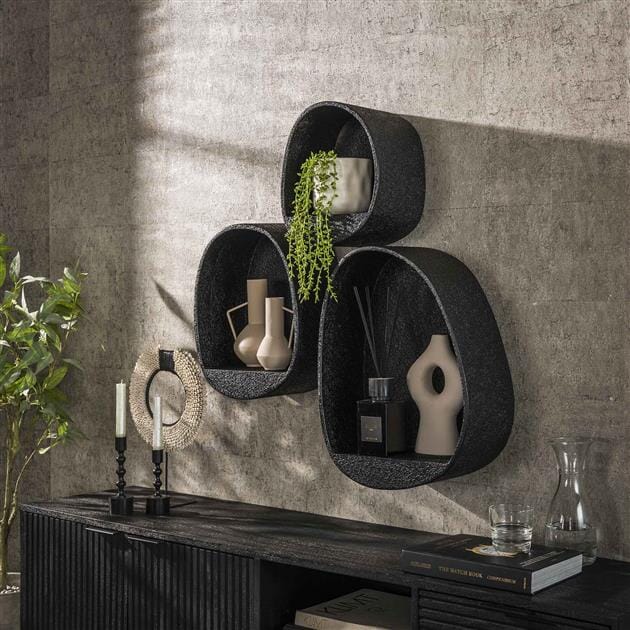 Vista cercana de la estantería de pared triangular con acabado metálico.