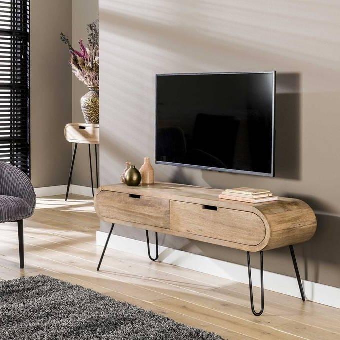 Vista lateral del mueble de TV industrial de madera de mango mostrando la organización de cables.