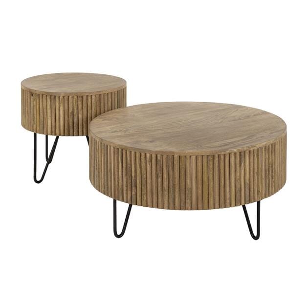 Conjunto de mesas de centro redondas de madera maciza con diferentes alturas.