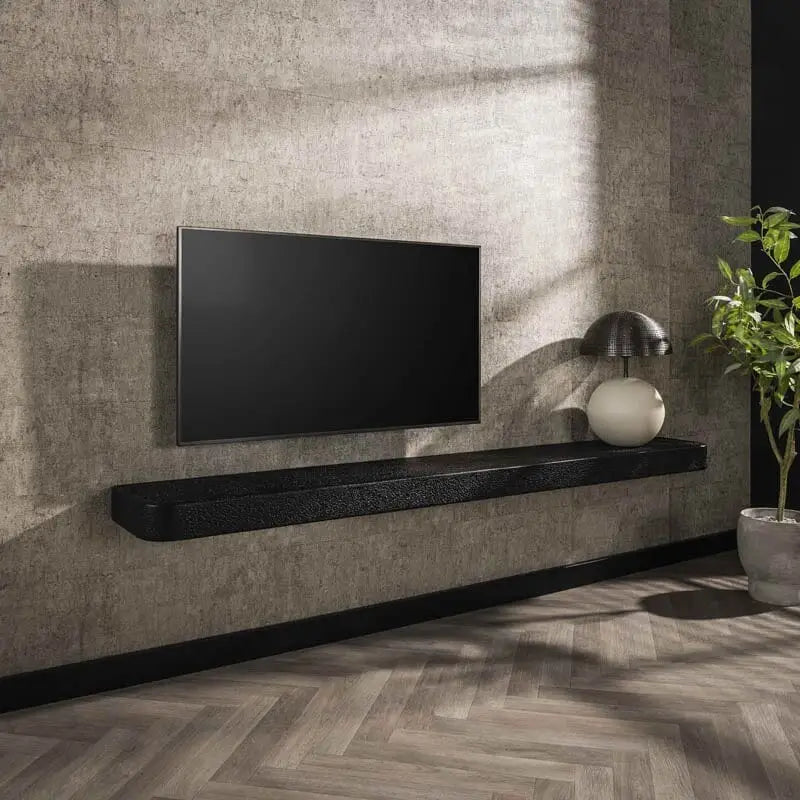 Estantería de pared de metal negro decorada con objetos en una sala