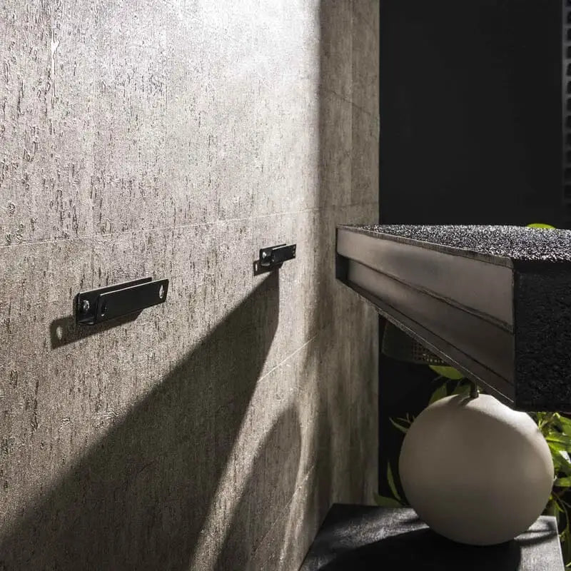 Detalle del anclaje de pared con las dos bandas metálicas