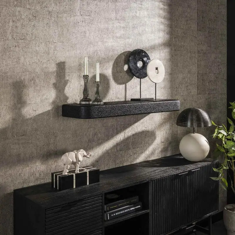 Estante de pared negra decorada con objetos en una sala
