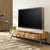 Soporte de TV de acacia maciza en un ambiente minimalista y moderno.