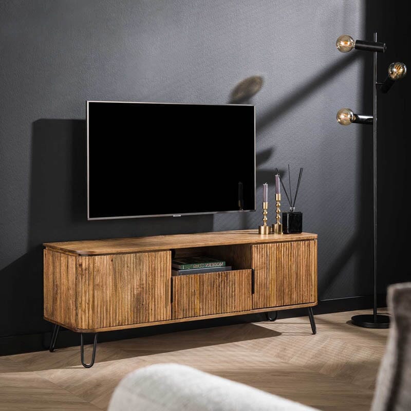 Mueble de TV Contemporáneo sobre fondo de pared blanca.