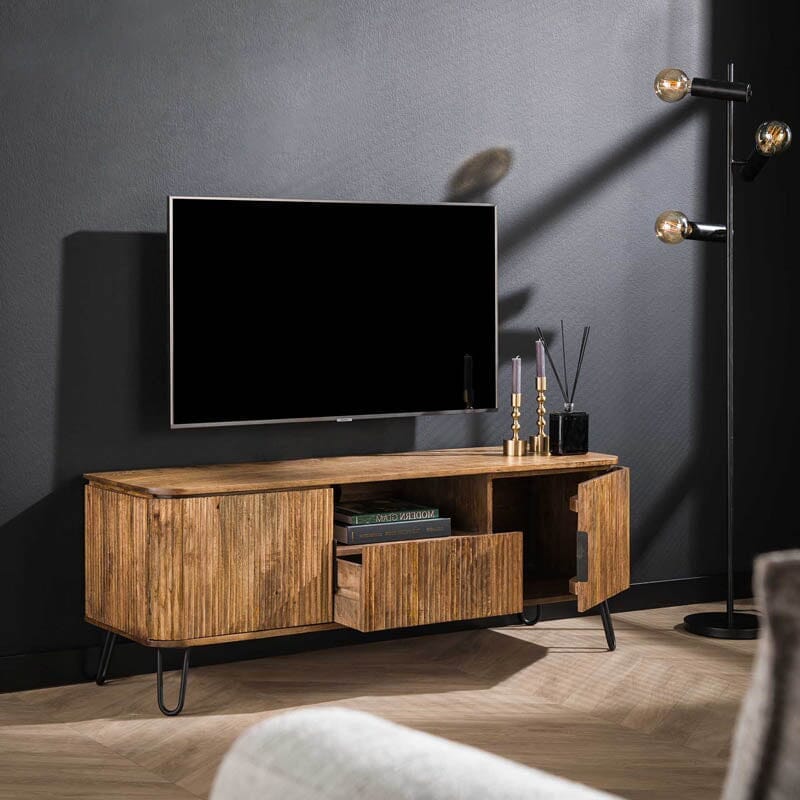 Mueble de TV Contemporáneo en un salón con decoración moderna.